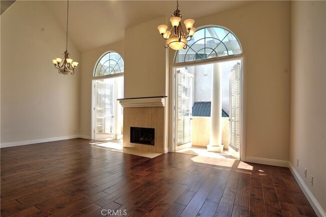 Building Photo - 930 N Doheny Dr