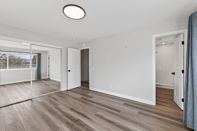 Building Photo - Charming 3-Bedroom Condo in Creekside Village – Prime Location!