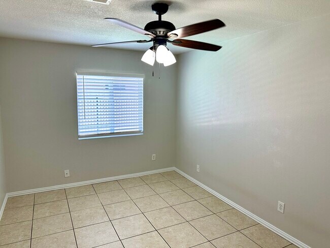 Building Photo - 4 Bedroom with pool in prime location
