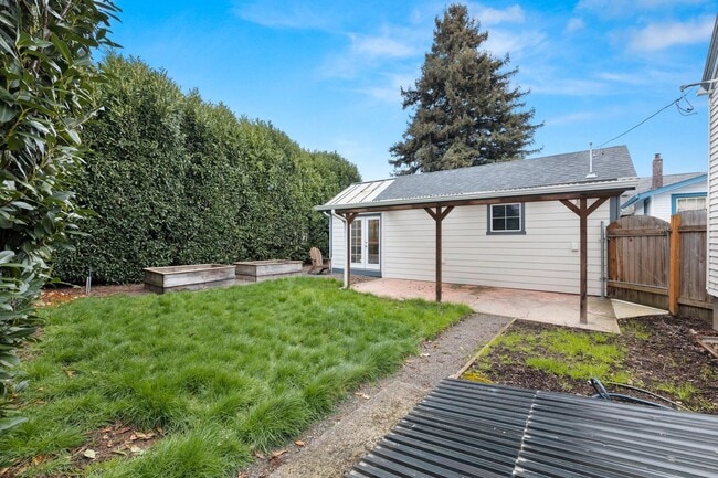 Building Photo - 2 bedroom 1 bath with full basement in Sellwood!