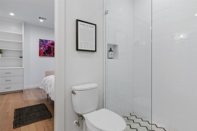 Building Photo - 4305 Roseland Ave