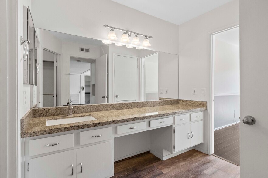Building Photo - 25671 Le Parc