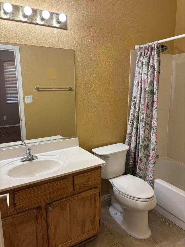 Building Photo - 1722 E Detroit St