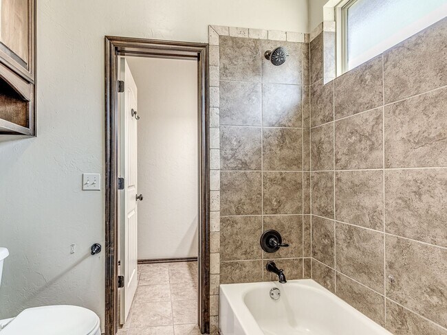 Building Photo - Luxury Rental Home in Edmond Schools + Com...