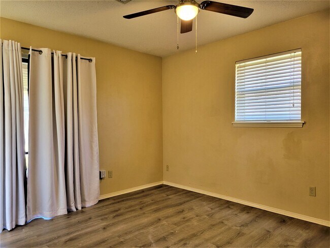 Building Photo - Welcome to the charming 3 bed/2 bath home ...
