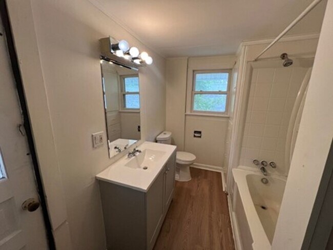 Building Photo - Spacious 4-Bedroom Home