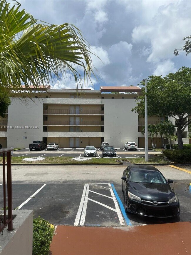 Building Photo - 8870 Fontainebleau Blvd