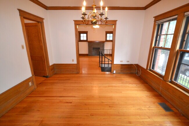 Building Photo - 3761 N Lakewood Ave