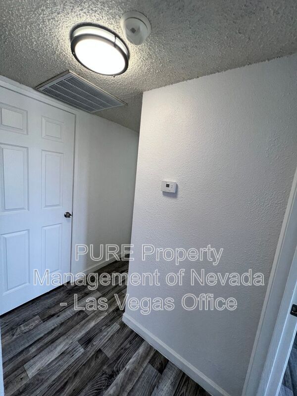 Building Photo - 1405 E Vegas Valley Dr