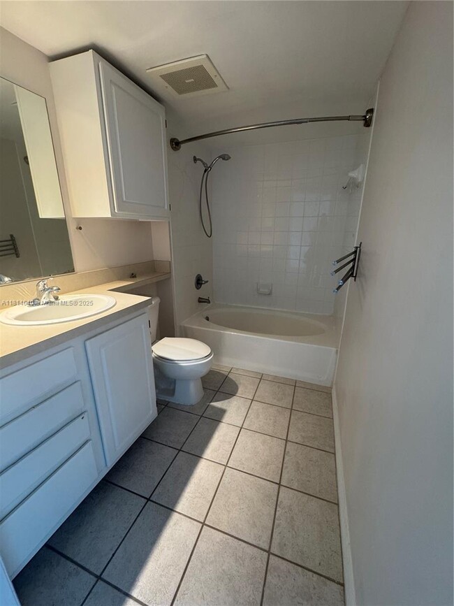 Building Photo - 2665 SW 37th Ave