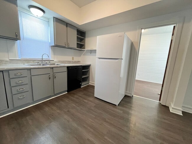 Building Photo - Rent Special - 3 Bed/2 Bath Duplex Apartment Near Downtown!