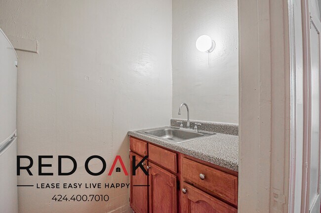 Building Photo - 246 S Kenmore Ave