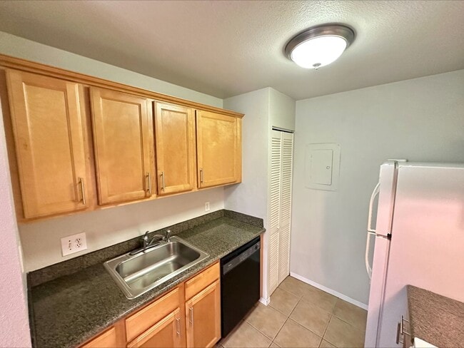 Building Photo - 6105 N 16th St