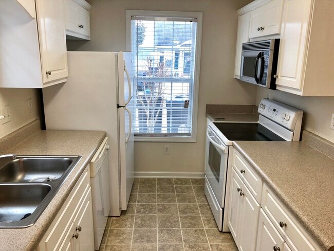 Building Photo - 1243 Longpoint Dr