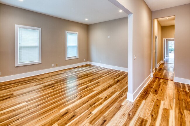Building Photo - 2 Bed, 2 Bath Available Now!