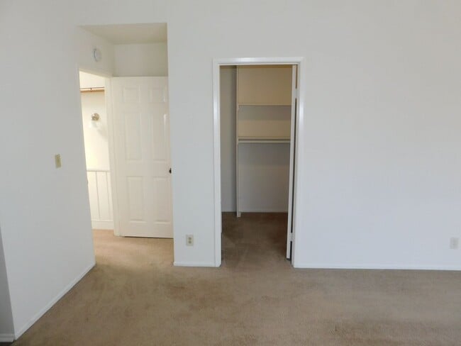 Building Photo - Lovely 2 BD 2.5 BA Two Story Townhouse