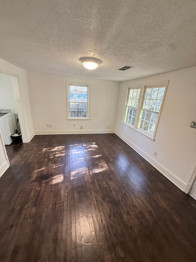 Building Photo - Adorable 2 bed 1 bath cottage with large yard and lots of privacy