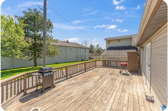 Building Photo - Furnished 1-Bedroom Apartment with Private Entrance and Free Laundry