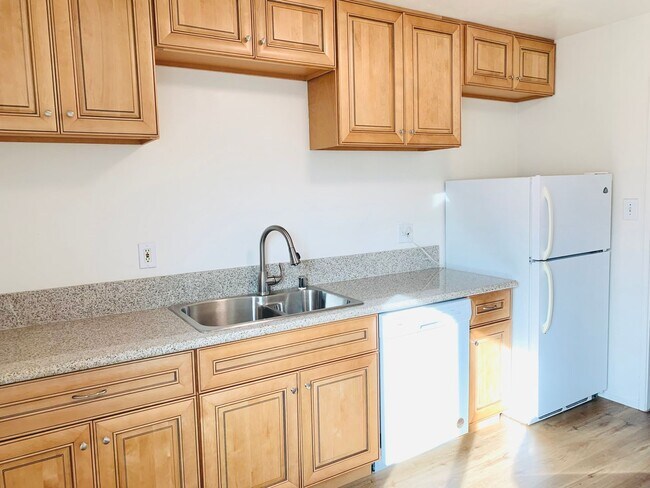 Building Photo - 2BD/1BA UPSTAIRS APARTMENT IN PACIFIC BEAC...