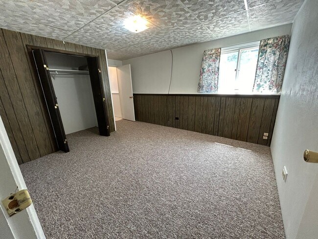 Building Photo - 5 Bed 2 Bath Home with 2 Car Attached Gara...