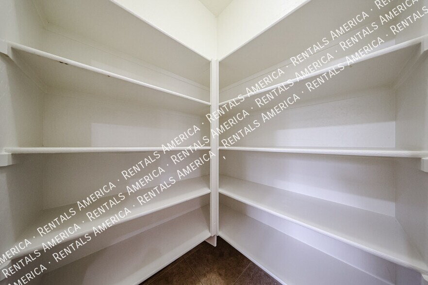 Building Photo - 935 E Blue Spruce Ln