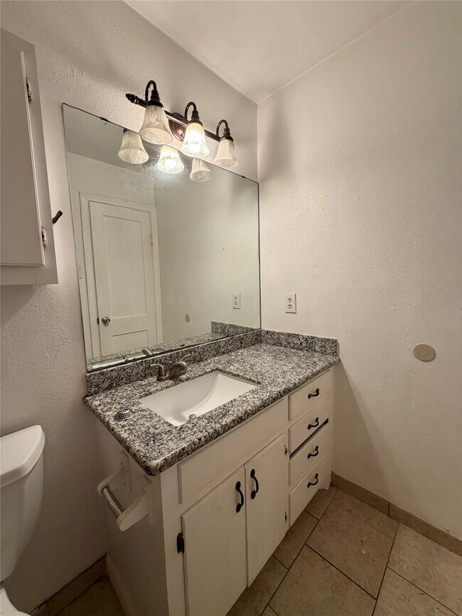 Building Photo - 403 Oak Dr