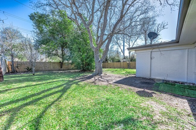 Building Photo - 206 Crestview Dr