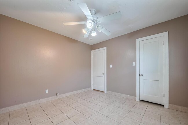 Building Photo - 418 E Witcher Ln