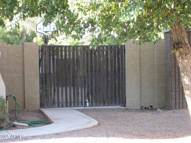 Building Photo - 2520 S Dragoon Dr