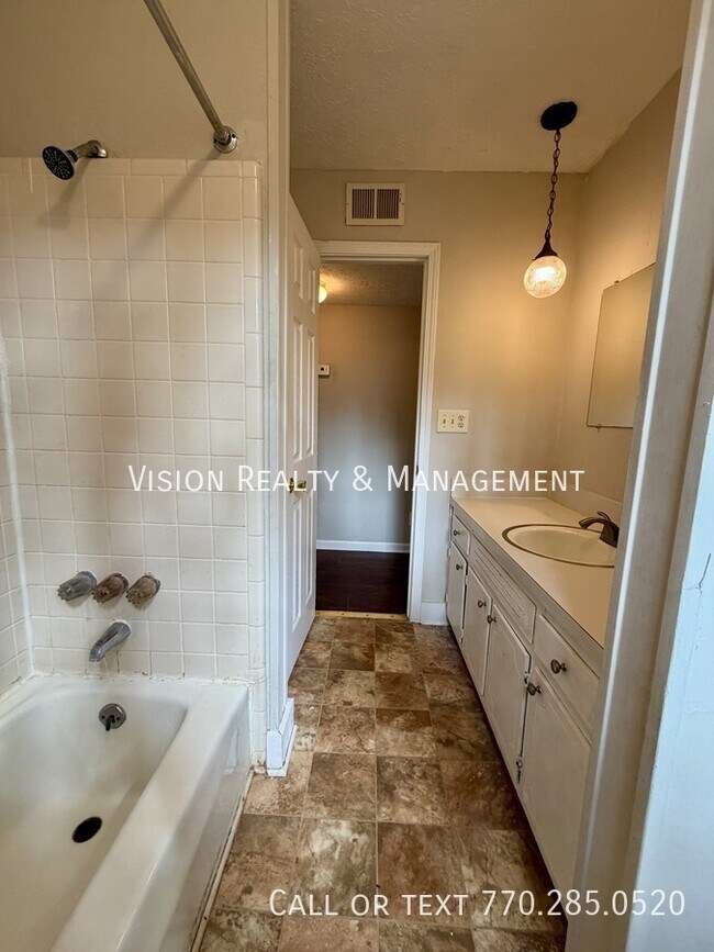 Building Photo - 96 Brock St