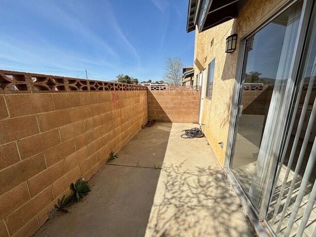 Building Photo - East Palmdale Townhouse
