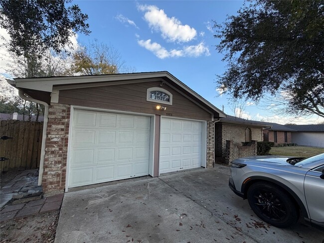 Building Photo - 15931 Kenbrook Dr