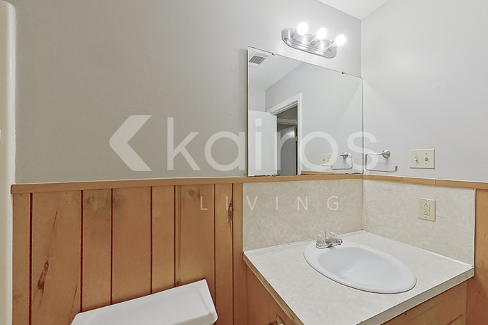 Building Photo - 5721 Old Hickory Rd