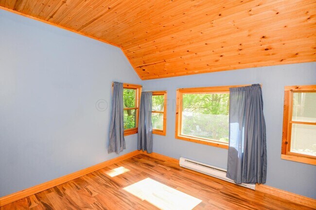 Building Photo - APPLICATION PENDING -- Gorgeous and spacio...