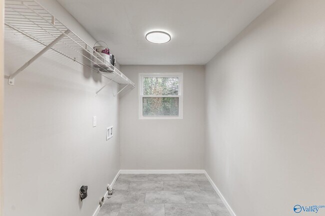 Building Photo - 816 Giles Dr NE