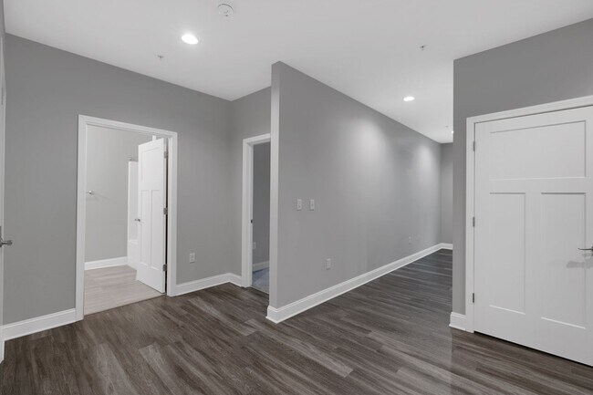 Building Photo - Stunning 1 Bedroom Luxury Apartment with T...