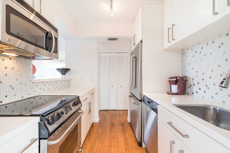 Building Photo - 1670 Bay Rd