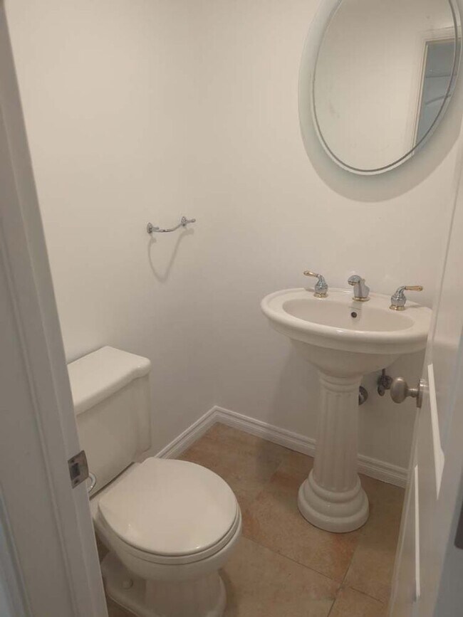 Building Photo - Gorgeous 3 bed 2.5 bath home with stunning Ocean Views and lots of natural light, in the highly s...
