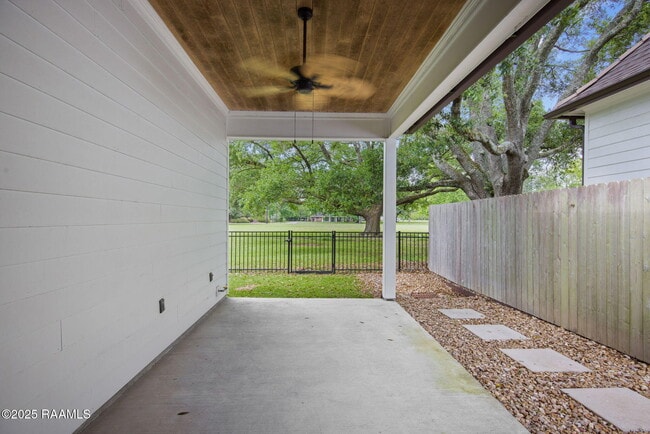 Building Photo - 102 Drifting Sands Ln