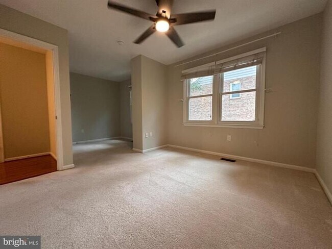 Building Photo - 13 Carriage House Cir