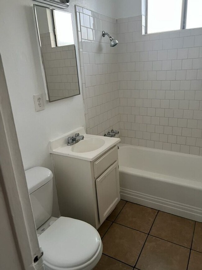 Building Photo - 2 BDRM, 1 BA WITH PRIVATE YARD AND GARAGE!