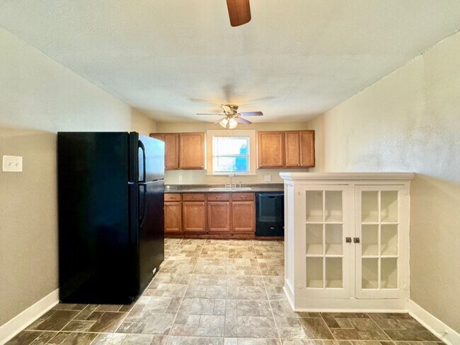 Building Photo - 1-Bedroom, 1-Bath Apartment in Junius Heights