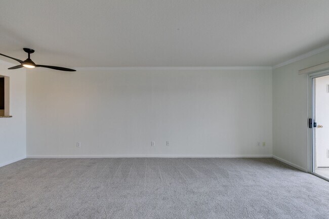 Building Photo - GORGEOUS 2 BEDROOMS UNIT*UPGRADED*TONS OF ...