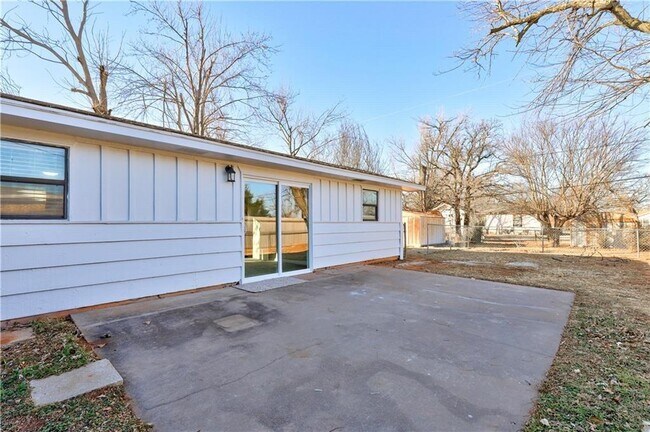 Building Photo - 3035 SE 20th St