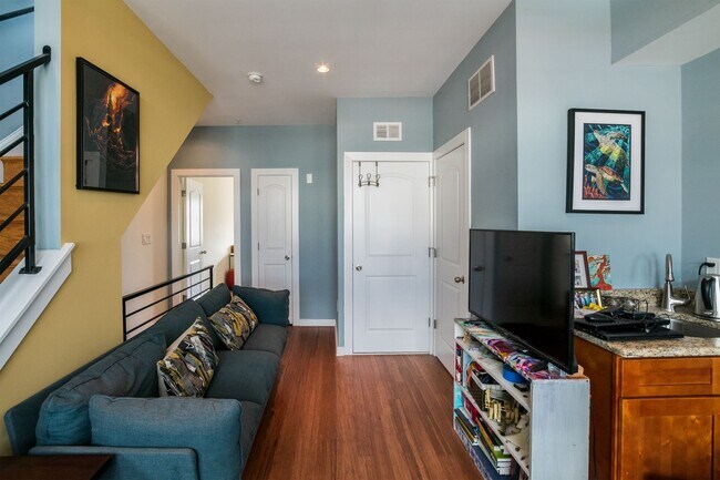Building Photo - Gorgeous Fairmount One Bedroom Condo