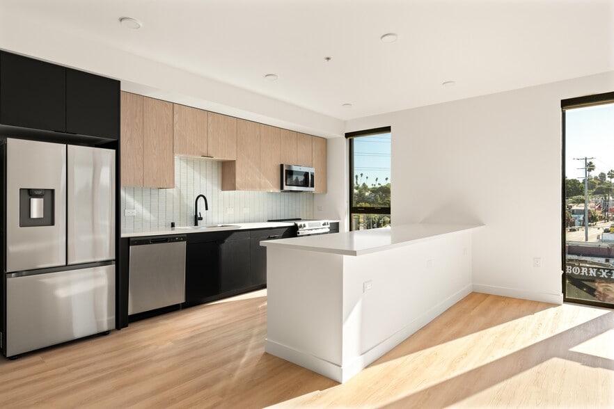 Primary Photo - Mysa