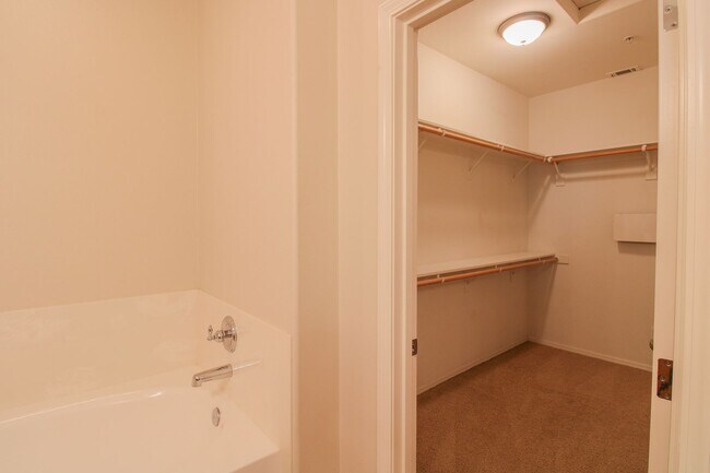 Building Photo - 4 bedroom 2.5 bathroom condo in Broad Street Village Complex
