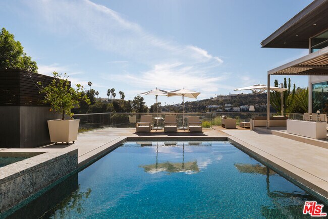 Building Photo - 2651 Nichols Canyon Rd