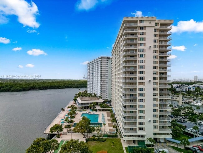 Building Photo - 300 Bayview Dr