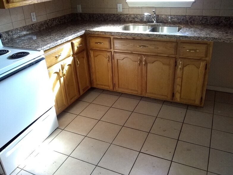 kitchen - 712 Agate St